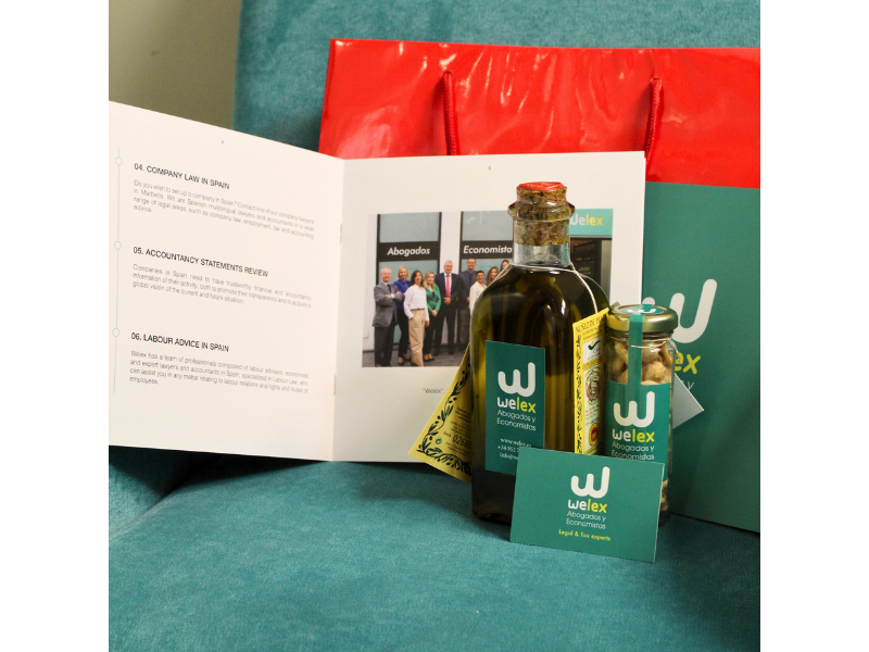 Tarro de almendras, botella de aceite de oliva y folleto diseñado como merchandising en Marbella por Supermedia Studio para Welex