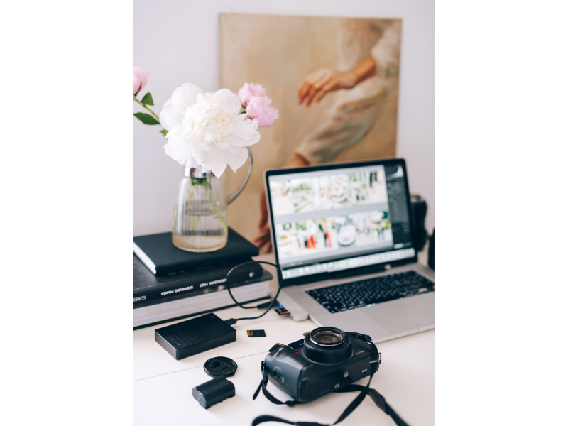 Fotografía de un portátil en cuya pantalla se muestra la edición de vídeos de introducción para páginas web en Marbella