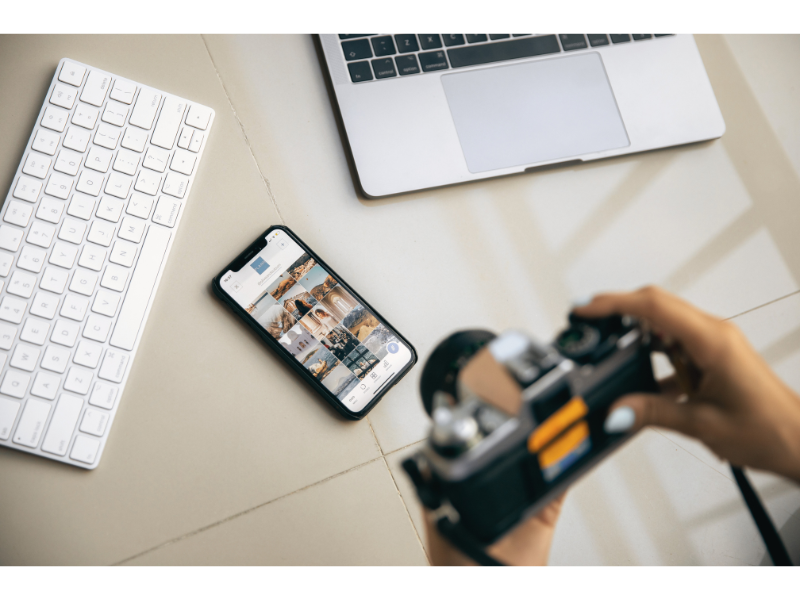 Photograph of a smartphone, camera and laptop, reflecting the technological versatility that characterises a professional content creator in Marbella