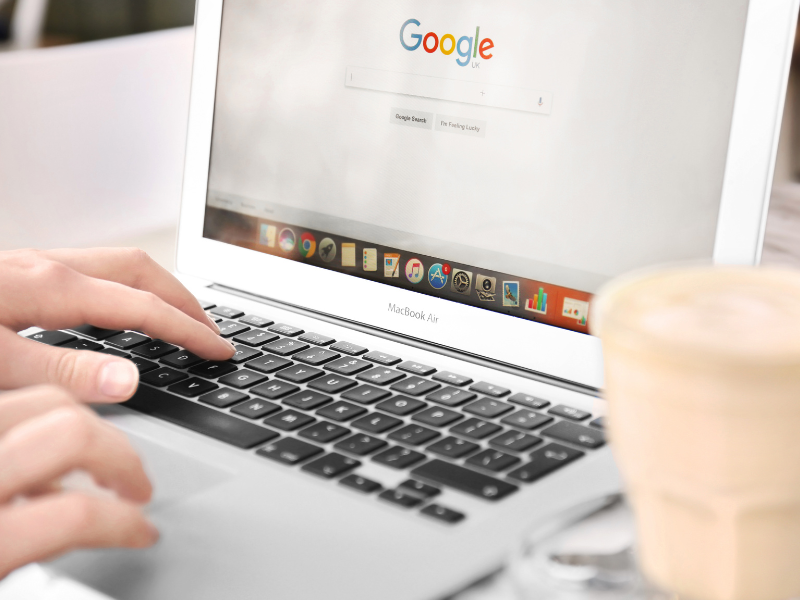 Fotografía de un portátil en cuya pantalla se ve la portada del buscador de Google, donde Supermedia Studio desarrolla el SEO en Marbella