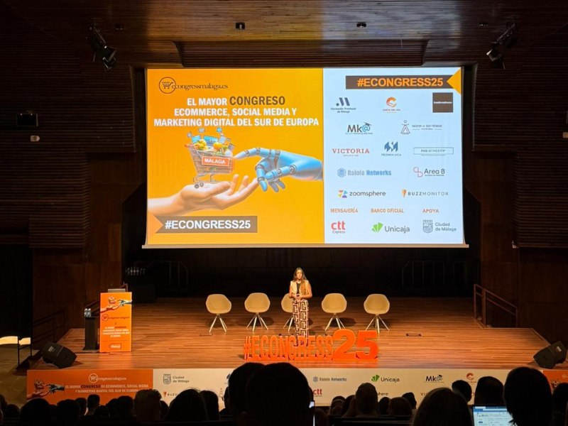 Photograph of the stage and the presentations of the eCongress Málaga 2025 on AI and marketing