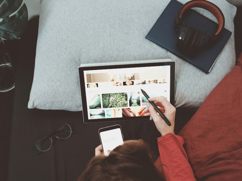 Fotografía de una experta en diseño gráfico en Marbella trabajando con su tablet