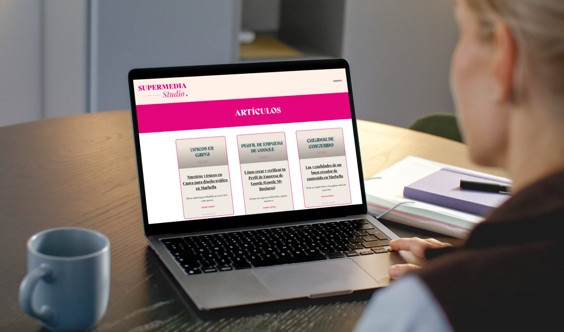Mock up of a SEO in Marbella professional viewing the Supermedia Studio web blog