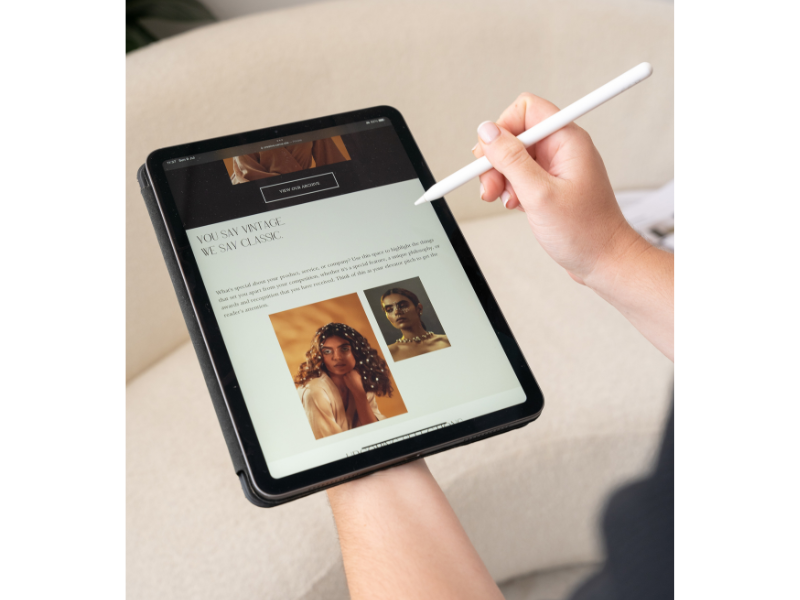 Fotografie van de handen van een persoon die een tablet gebruikt en de SEO in Marbella van een website bekijkt