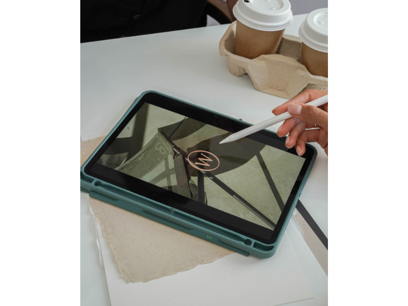 Foto van een tablet waarop een visueel marketingproject in Marbella te zien is