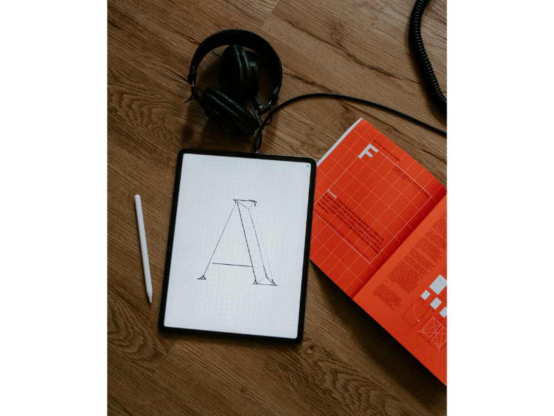 Fotografía del diseño de una tipografía para un trabajo de marketing visual en Marbella