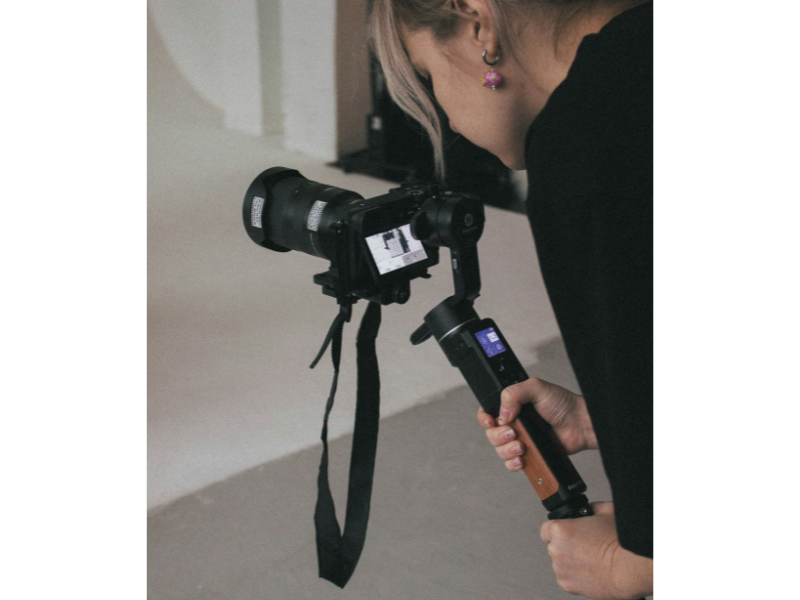 Una fotógrafa en Marbella trabajando con su cámara.